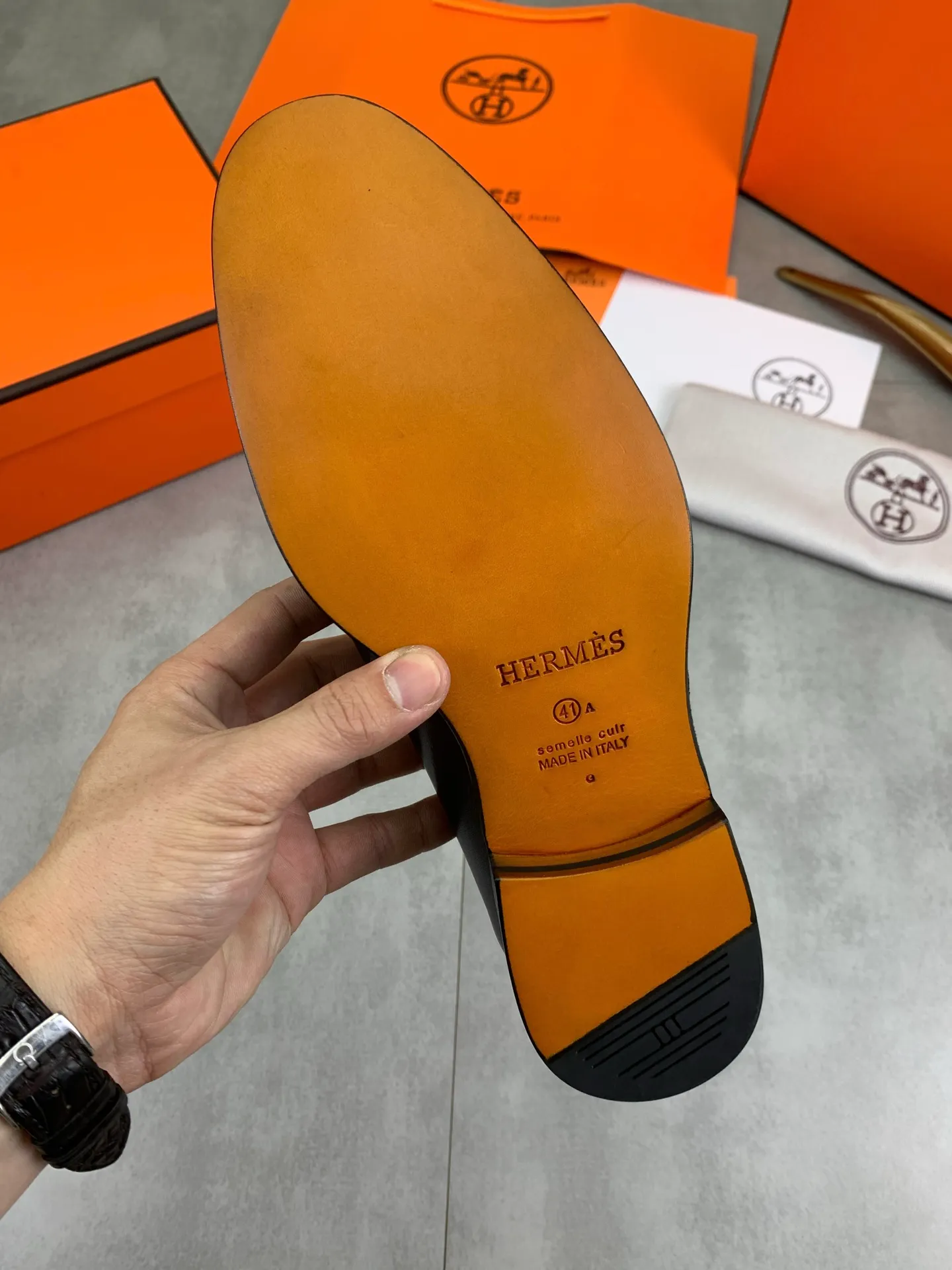 Factory price P980 💰💎💎💎 Original genuine leather outsole Brand: Hermès Grade: Same as the official website Original quality materials: Original soft calfskin Water-dyed cowhide lining Original Italian genuine leather outsole Style categories: Men's fashion Formal casual leather shoes Slip-on men's shoes series Young fashion European and American trends British style Code number: 39-45 (38.46 can be customized)